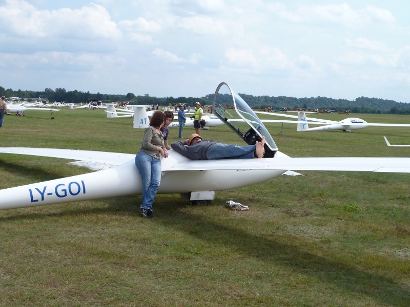 The Open Class grid squat prior to their scrub