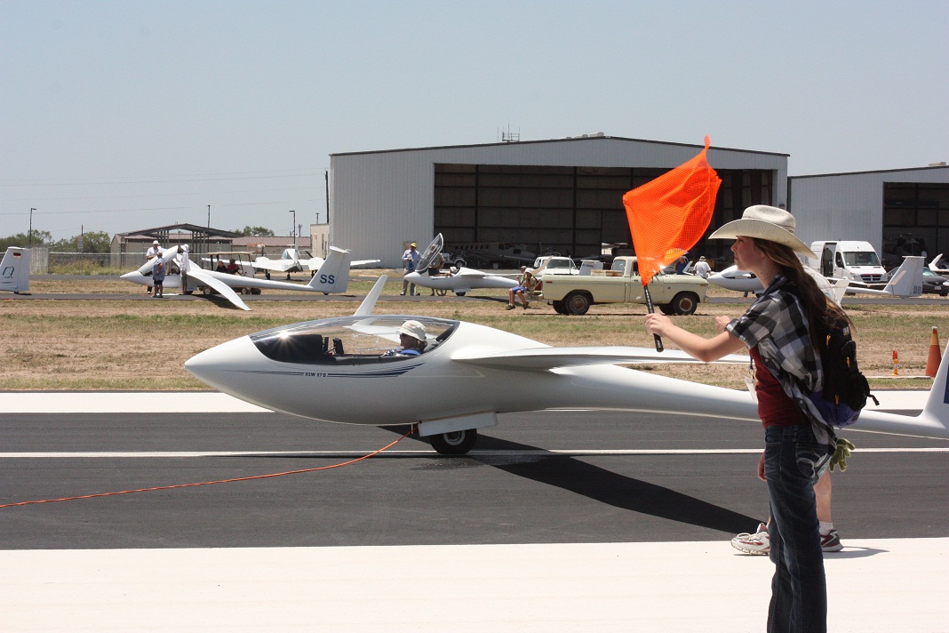 With every glider having their own rope, the ground crew took great care to ensure none snagged