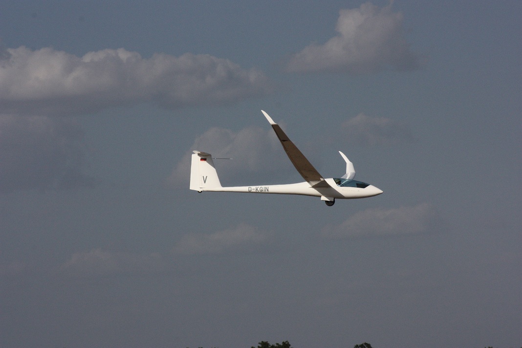 Quintus V landing on a practice day; always helps to have one of the best gliders when trying to go fastest. Enjoy the background sky